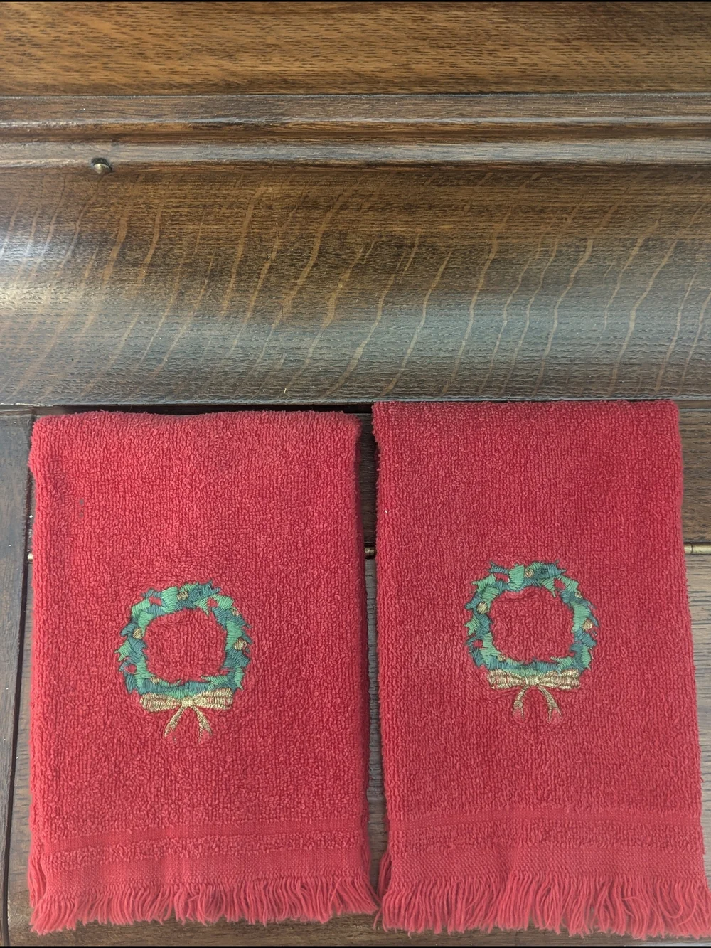 Guest Towels - Set of 2 Vintage Red Christmas Wreath Fringed